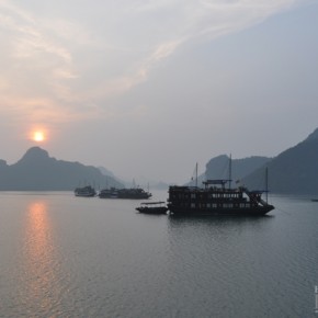 Lever du soleil sur la baie d'Halong - Vietnam